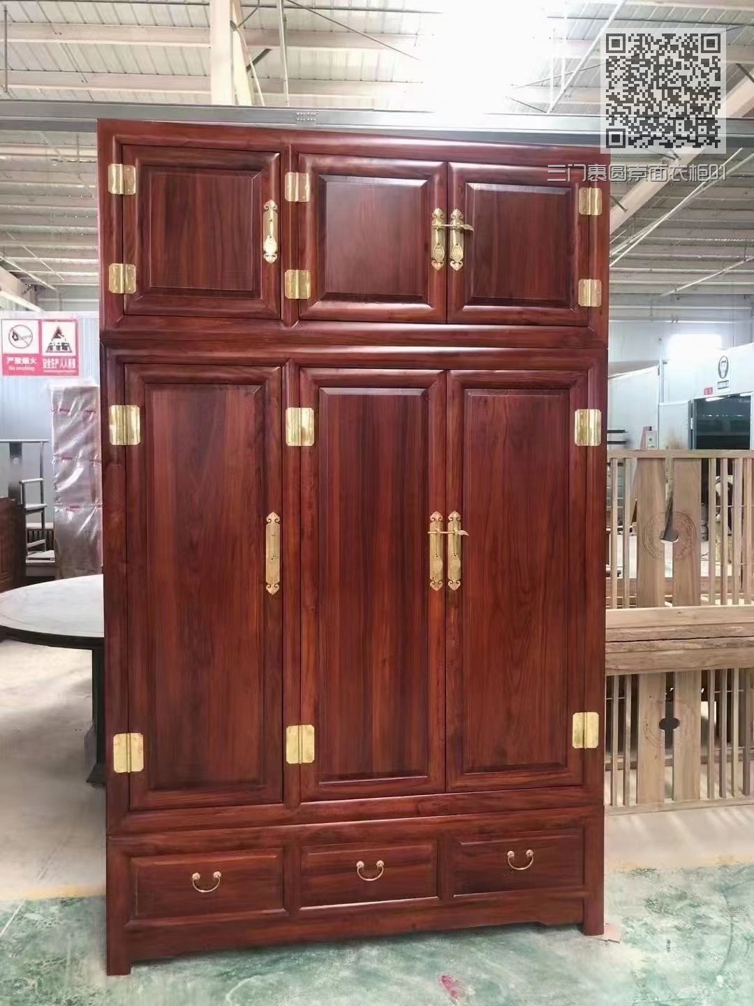 三门裹圆素面衣柜01